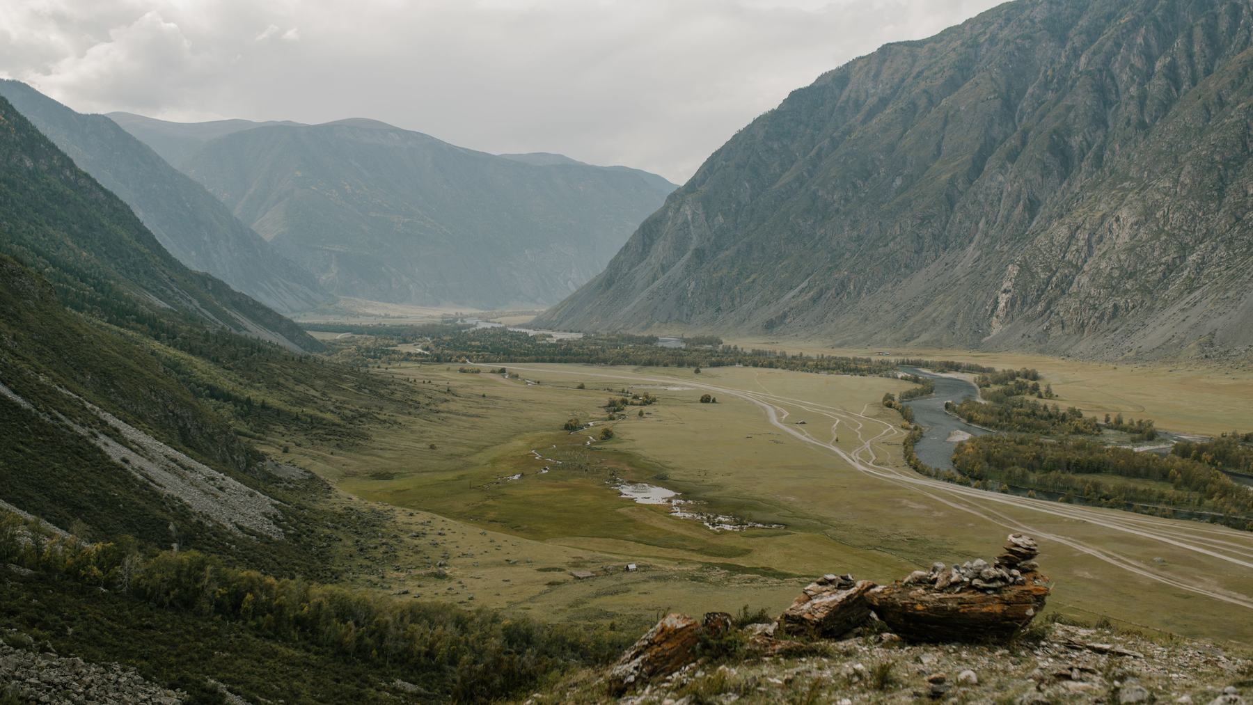 Río de montaña bajando por un valle verde